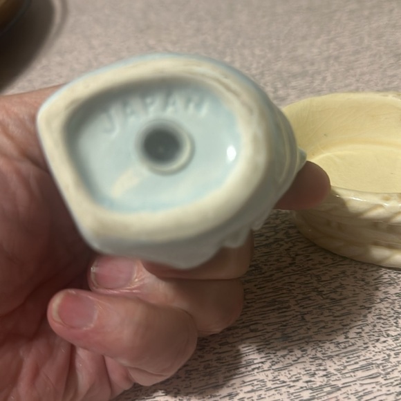 Vintage Elephant Salt and Pepper in a‎ basket - Picture 7 of 8